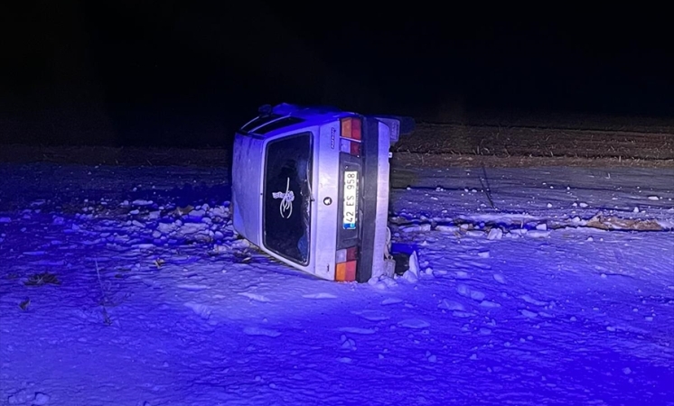 Cihanbeyli'de kontrolden çıkan otomobil şarampole devrildi